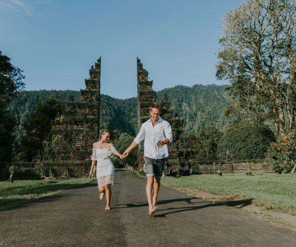 couple-at-handara-gate-bali.jpg